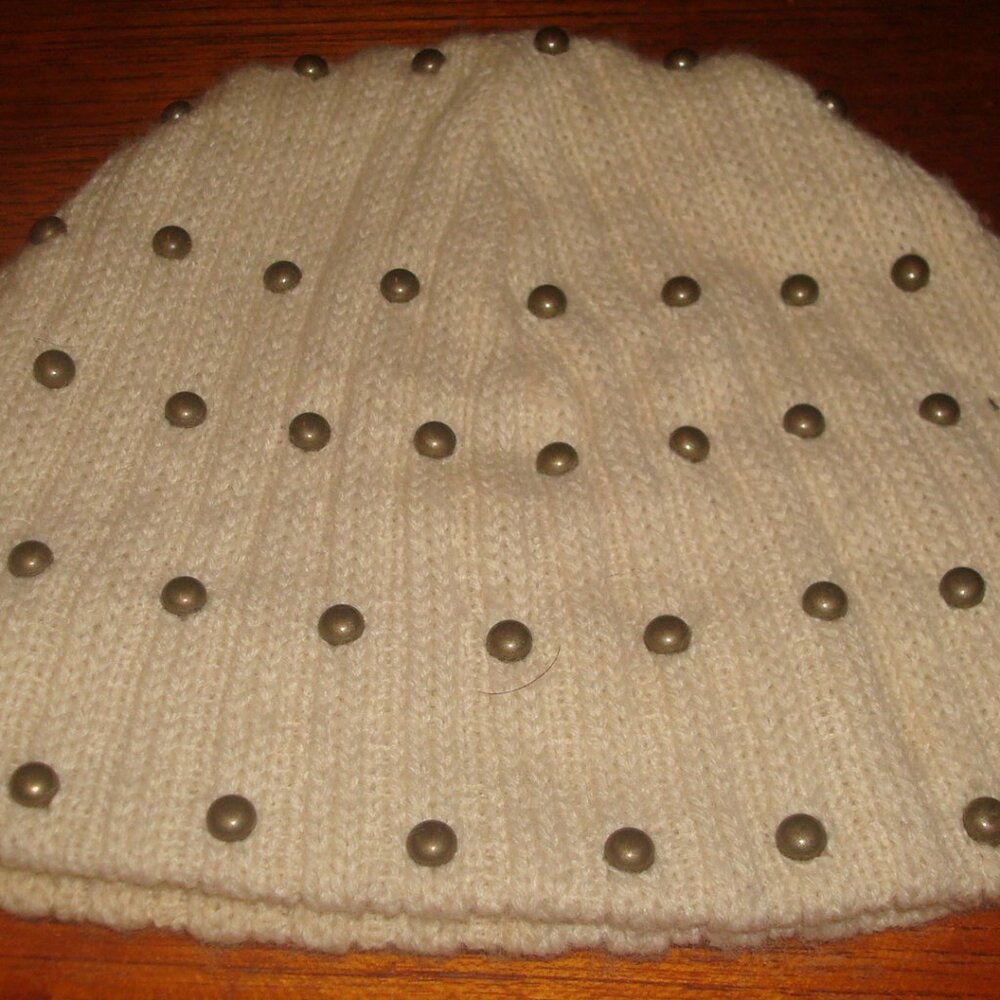 Women's OS Betsey Johnson Winter White Beanie Brass Dome Studs NEW W/O Tags